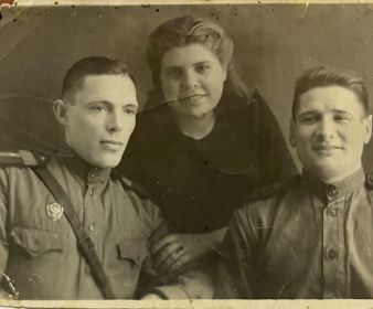 В военные годы с мужем Бочаровым Иваном М. и его товарищем Никифоровым Виктором Ивановичем