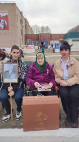 Наталья Павловна, её внучка Ольга и правнук Алексей на празднике 9 мая 2025 года