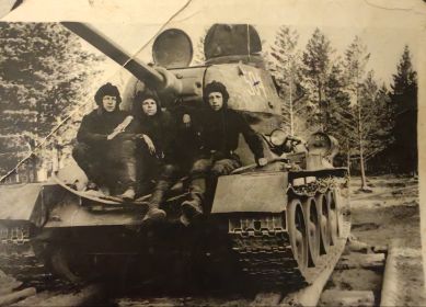 С боевыми товарищами на танке