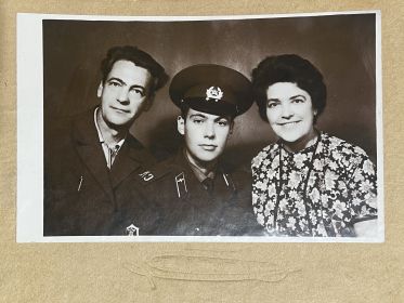 Супруги Светлана и Александр Лавров и их сын Владимир Лавров