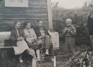 В мирное время. на даче в Подмосковье
