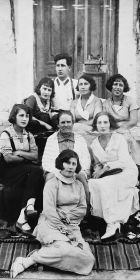 Фото с матерью и сестрами, 1934 г.