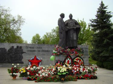 Упомянут на Братской могиле воинов погибших и мирных жителей, погибших в годы Великой Отечественной войны