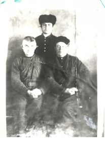 С отцом и братом перед перед  отправкой на службу в Красную армию в 1939 году с отцом и братом.