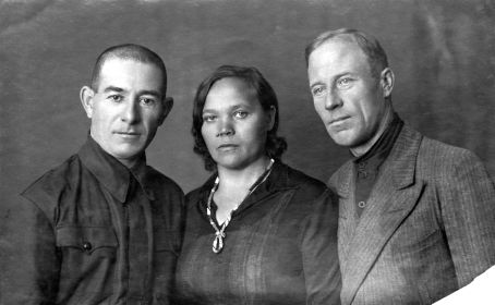 Лесин Сергей Петрович, его жена Ананьева Мария Васильевна и Лесин Александр Петрович