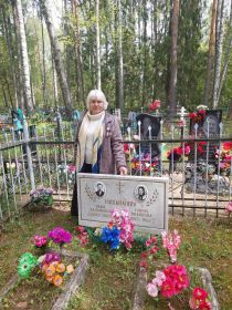 Никитина Валентина Ивановна (младшая дочь Ивана Ильича) на могиле родителей Ивана Ильича в дер. Жары.