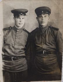 Фото с Исаевым Павлом Куприяновичем(слева) . 7.05.1943 г