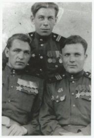 Медведев Иван Егорович на фото справа