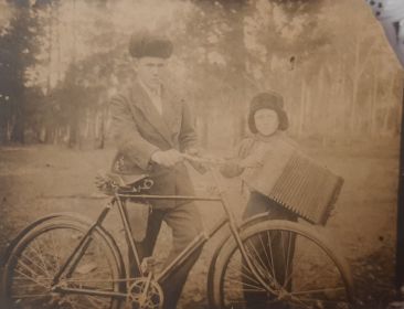 Михаил со своим младшим братом Владимиром (моим дедом). До войны. Бесценное фото.