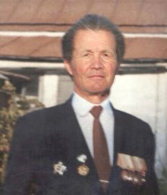Иванов Лазарь Иванович с медалями во дворе