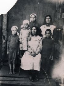 примерно 1946 год - Рейся,Зухра, Кафия, Сагида, Рафис, Няней