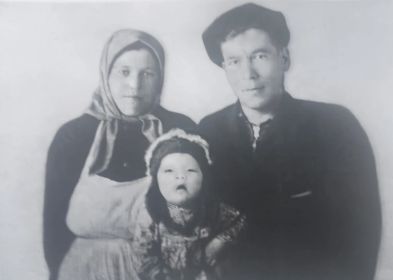 Прадед в мирные годы с женой и дочерью