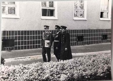 В части(посередине)