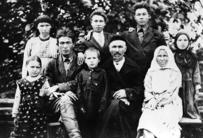 примерно 1930 год - справа Гашия и Мугтасим (прадеды), Гайнан, Тимерхан, Насимя, Марьям, Мулахан, Идрис, Адия