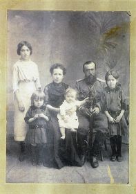 Семейная фотография с родителями и сестрами. Нина стоит рядом с отцом.