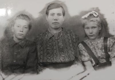 Старшая дочь Вера,жена Матрена,младшая дочь Александра