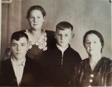 Сын Николай, дочь Саша, сын Анатолий, жена Мария Федоровна