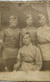 На фотографии с краю с права Николай Афанасьевич, а с краю с лева тот самый товарищ который его похоронил, он же и посетил сестру Веру Афанасьевну после войны.