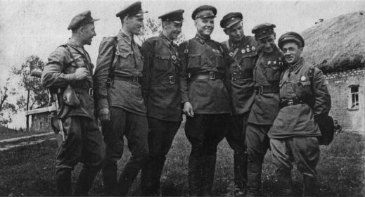 269 Стрелковая дивизия. Смирнов Михаил Иванович -комиссар дивизии, Ревуненков Григорий Васильевич -командир дивизии , Кубасов Алексей Фёдорович - начальник штата,  Демченко П.Д. - шофер