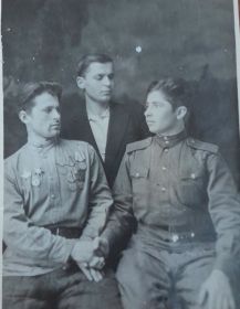Три брата: Николай, Григорий (сидят) и Василий (стоит)