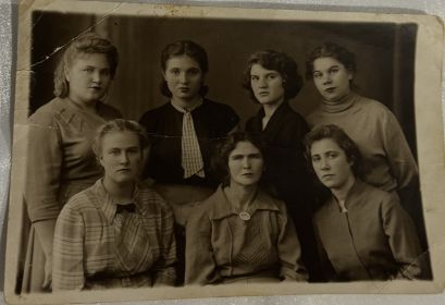 Мария Васильевна с работницами завода. Послевоенное время