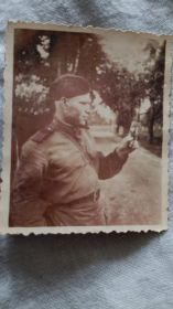 Дедушка рассматривает фото своей жены Евдокии Дмитриевны и маленькой дочьки.