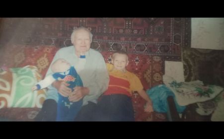 Мой прадед со своими правнуками. На руках у него однолетний я, и рядом сидит семилетний мой старший брат.