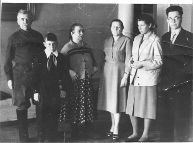 С мужем ., дочерью Глазыриной(Свиденко)Валентиной Ник. и сыном Свиденко Виктором Ник. и родителями мужа - Свиденко(Бойко) Зинаидой Титовной и Свиденко Павлом Никитовичем