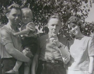 С семьёй: зять Игорь, внук Олег и дочь Галина, 1966г.