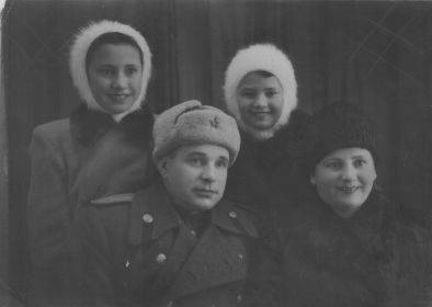 Семейная фотография с женой и детьми