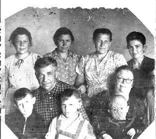 (СЛЕВА-НАПРАВО) (ВНИЗУ)  , второй - Владимир Александрович Свиденко, (НА ВЕРХУ) третья-Матрена Степановна Свиденко (Бабушкина)