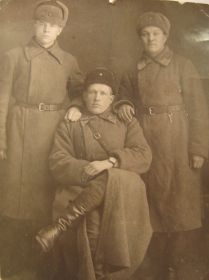 С товарищами по службе, Большаков и Шендрик, Юго-западный фронт, 1 апреля 1942 года