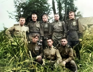 Стоят: повар Елдоутин Лешка, м/в Забелин Валька, Воробьев, Лекомцев Сашка, мотоц-ст Громов Толя. Сидят: ком.ор. Тюкалов Федька, Шиневский Миша, заряжающий Шишов. С.Корея, г.Покке, июль 1946