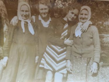 Жена Мария, внучка Лариса, дочь Анна, сестра жены (справа налево)