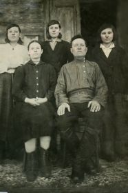 Семейная фотография. Со старшими дочерьми - Вера, Наташа и Надя (слева направо)