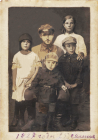 Cемья: сестра Серафима (Сима), папа Василий, Мама Анна, брат Гавриил (Гарик), Виталий (Витя); 25 сентября 1927 год