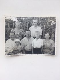 Семья после войны: сверху сестра Валентина и сын Яков, снизу его мать Фекла с внучкой Леной, сам Иван Яковлевич,сын Павел, жена Матрена