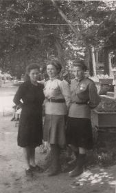 4 июля 1945 - Венгрия. Кестель. Курорт Хейвиз. Евдокия с сослуживицами