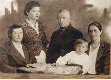 Семья Алексея Нестерович. Слева-направо: сидит старшая дочь, стоит средняя дочь Клавдия, рядом с ней ее брат Иван, справа сидит жена Алексея с внуком, ребёнком старшей дочери.