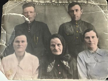 Семейное фото: Семен, жена Ирина, мама жены Екатерина, сестра жены Дуня и муж сестры жены Андрей