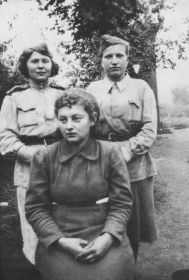 22 сентября 1943 год - Харьков. Евдокия с сослуживицами во время отъезда из города