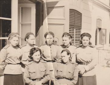 1945 - Евдокия крайняя слева стоит с сослуживицами