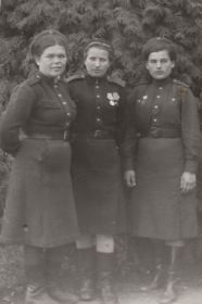 30 сентября 1945 - Венгрия. Евдокия с сослуживицами