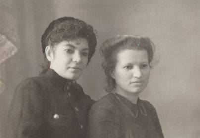 28 ноября 1946 - Евдокия Зайцева с сослуживицей во время совместных работ