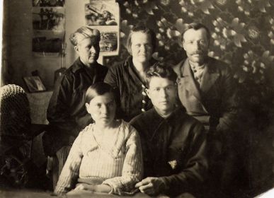 Павлов П.П. с родителями и с женой (фото довоенное).