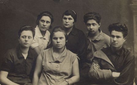Годы учебы, 1930-е. Павлов Павел Павлович - крайний справа.