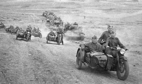 Советский тяжёлый мотоцикл М-72, материальная часть 18 мотоциклетного полка. Колонна советских мотоциклов М-72 и танков Т-34-85 на марше под Одессой. 3-й Украинский фронт.