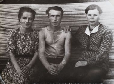 После войны с женой(слева) и с мачехой (справа)