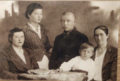 Семья Клавдии. Слева-направо: старшая сестра Клавдии, рядом стоит сама Клавдия, рядом с ней справа младший брат Алексей, рядом с ним сидит их мать с внуком на руках, ребёнком старшей дочери