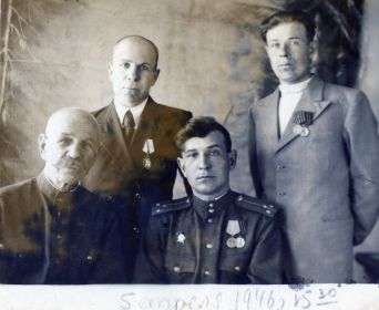 Тихоновы: Отец-Петр Тимофеевич, сыновья - Леонид, Владимир, Александр. 1946 год, г. Челябинск.